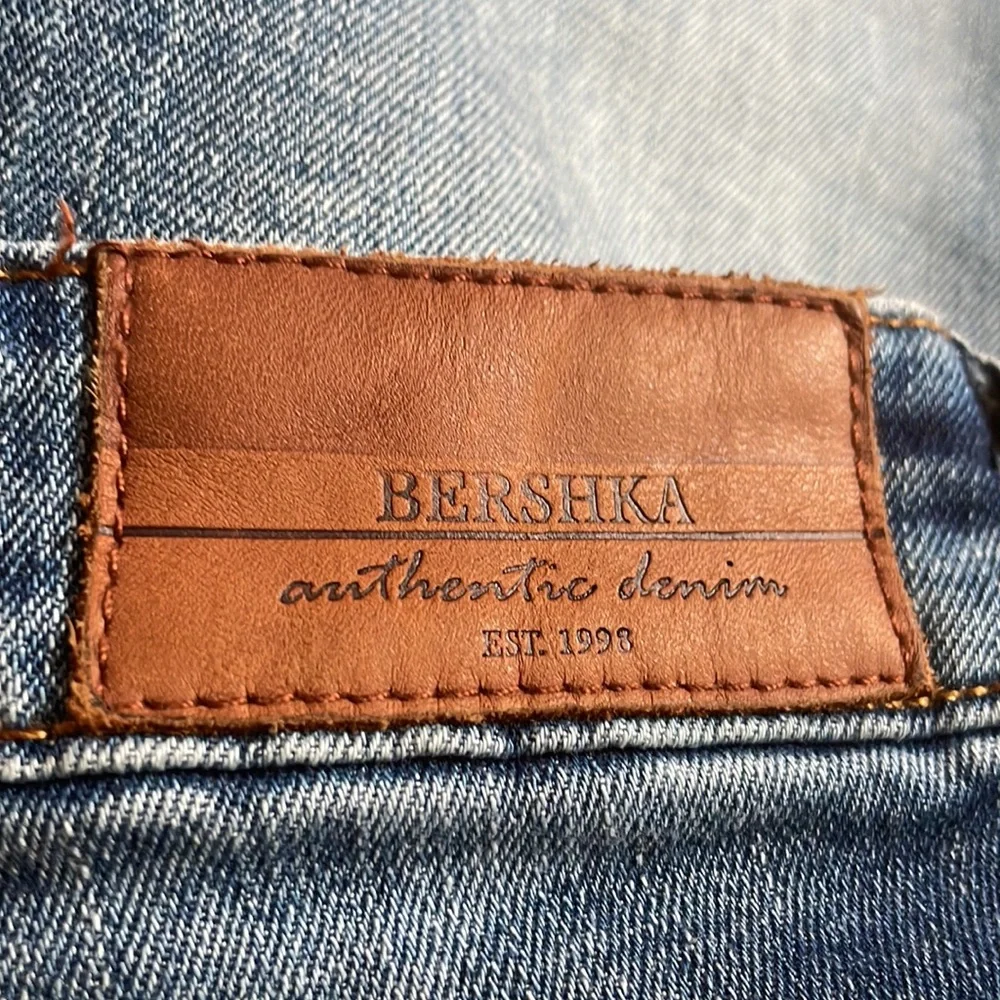 Bershka Women’s Boyfriend Blue Jeans Faded Distressed Sz 2